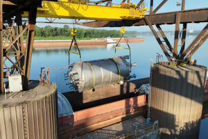 Indiana River & Rail Terminals carefully lifts a 51-ton tank from an Ohio River barge at Ports of Indiana-Mount Vernon, July 28, 2025.